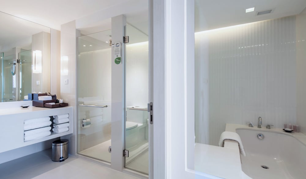 Deluxe Suite, 1 King Bed with Sofa bed, City View photo 2