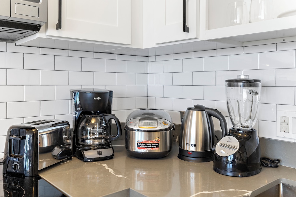 Premium Remodeled Condo with Ocean View and Parking: Premium Apartment, 1 King Bed, Air conditioning, Ocean View (0119) photo