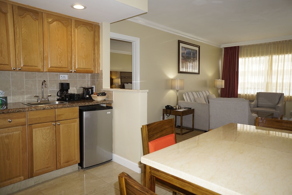 Suite, 1 Bedroom, Oceanfront, 1 King Bed - Photo 2