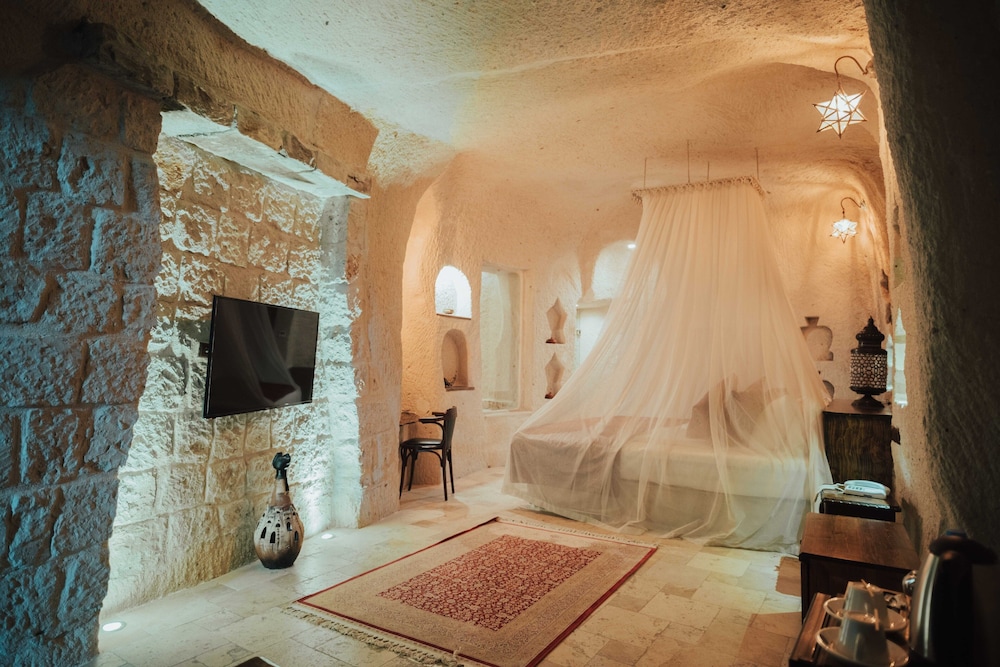 Queen Cave Suite with Stone Bathtub - Photo 31