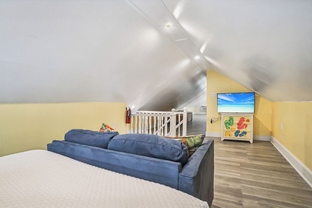 Bi-Level Suite (Not Pet Friendly) photo 3