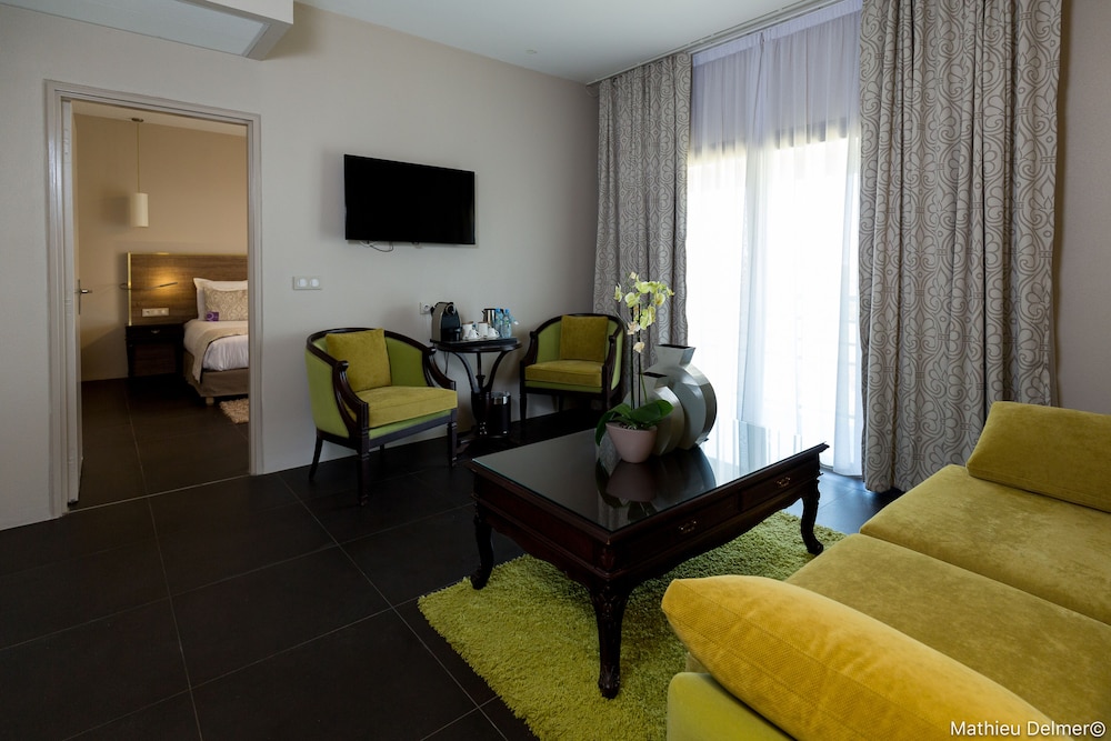 Suite, 1 Double Bed with Sofa bed photo 1