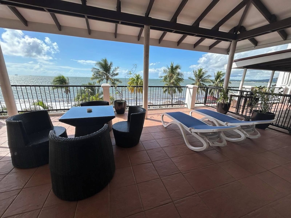 Sunset Suite with Beachfront Balcony photo 13