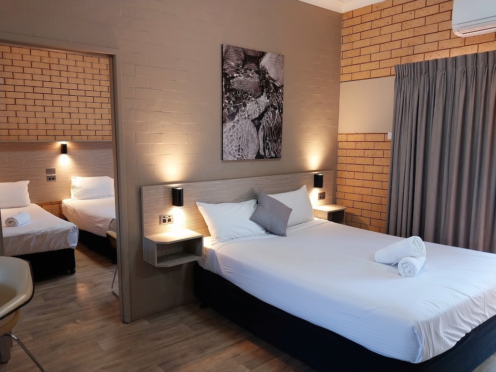 2 Room Queen and 3 Singles (Pet Friendly) photo 1