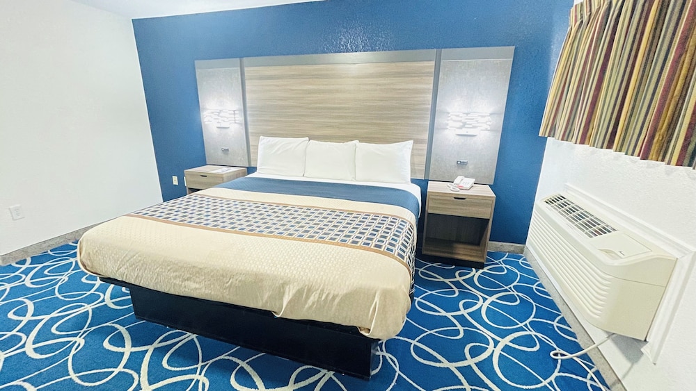 Standard Room, 1 King Bed, Non Smoking - Photo 1