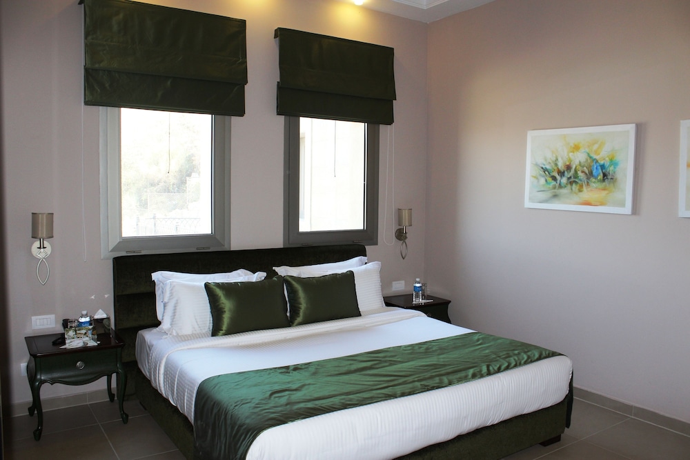 Executive Suite with Balcony photo 2