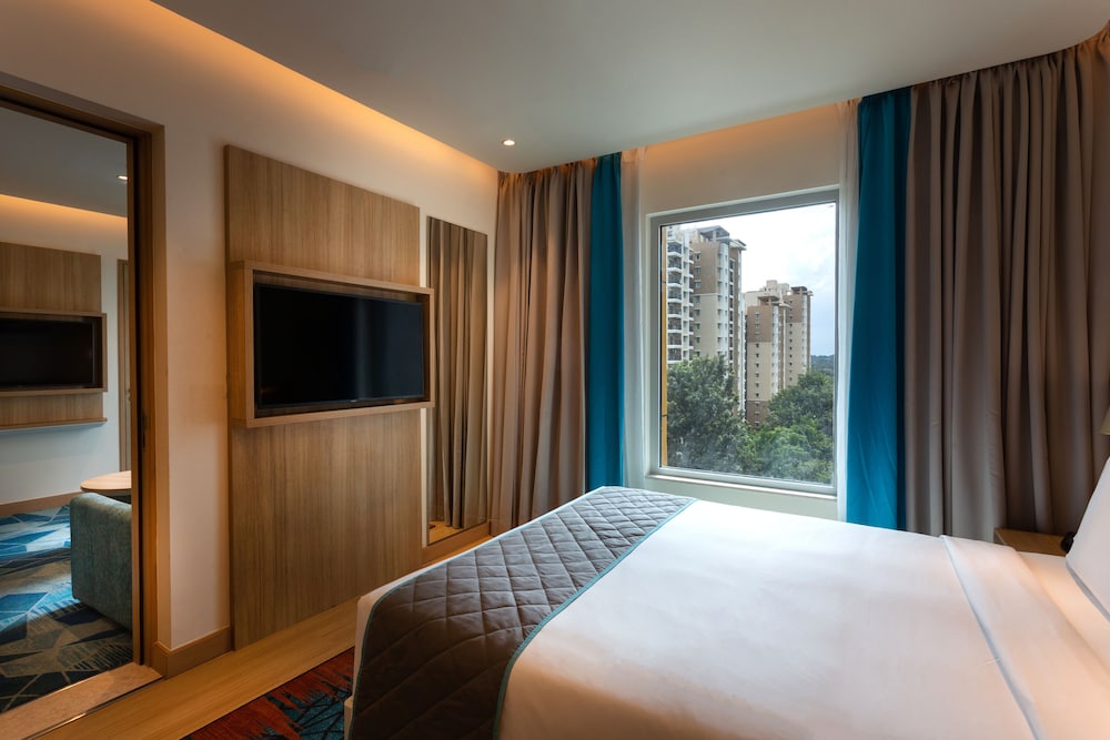 Suite, 1 Queen Bed (Two Bay) photo 2