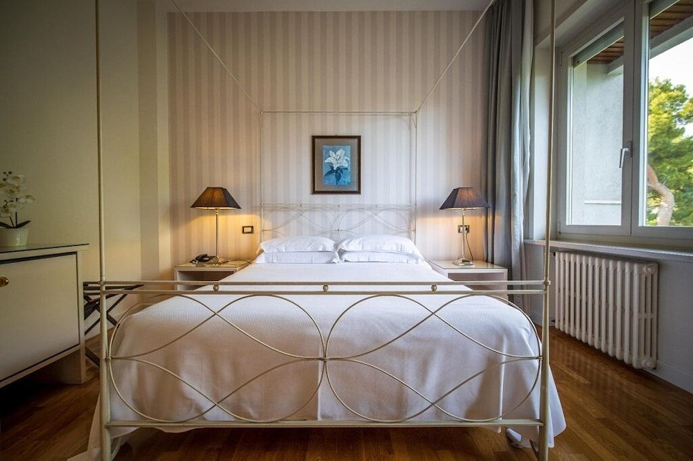 Classic Double Room Single Use photo 3