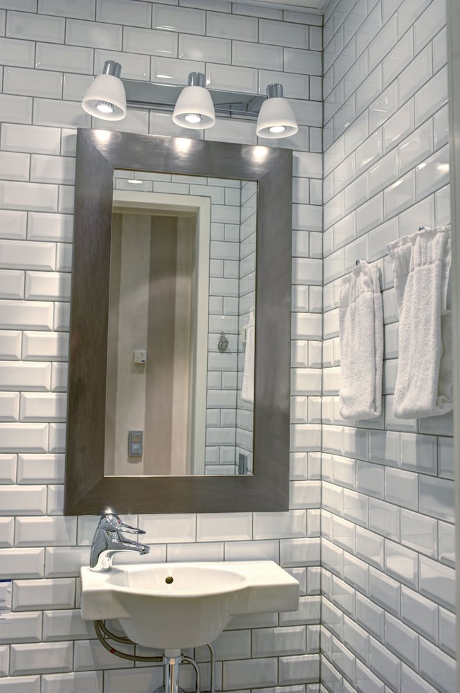 Deluxe Bath Room - Photo 7