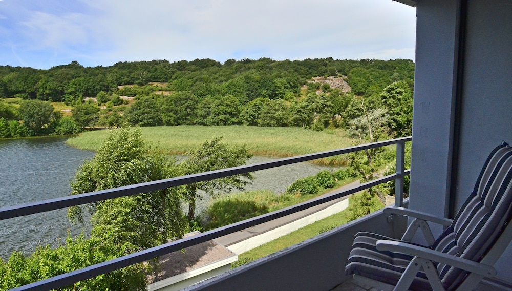 Single room with balcony and lake view (A) in the main building photo 3