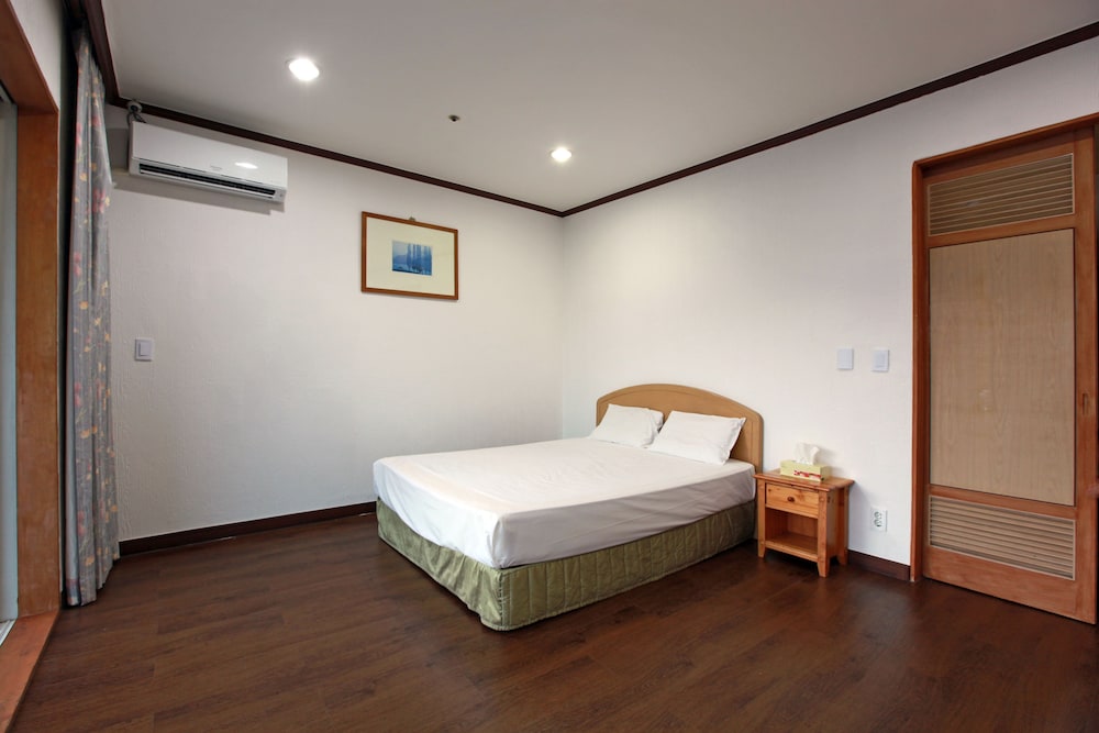 Standard Double or Twin Room (26PY / Bed or Ondol randomly assigned) photo 1