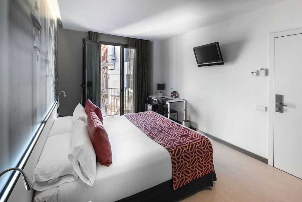 Room (Avinyó View)