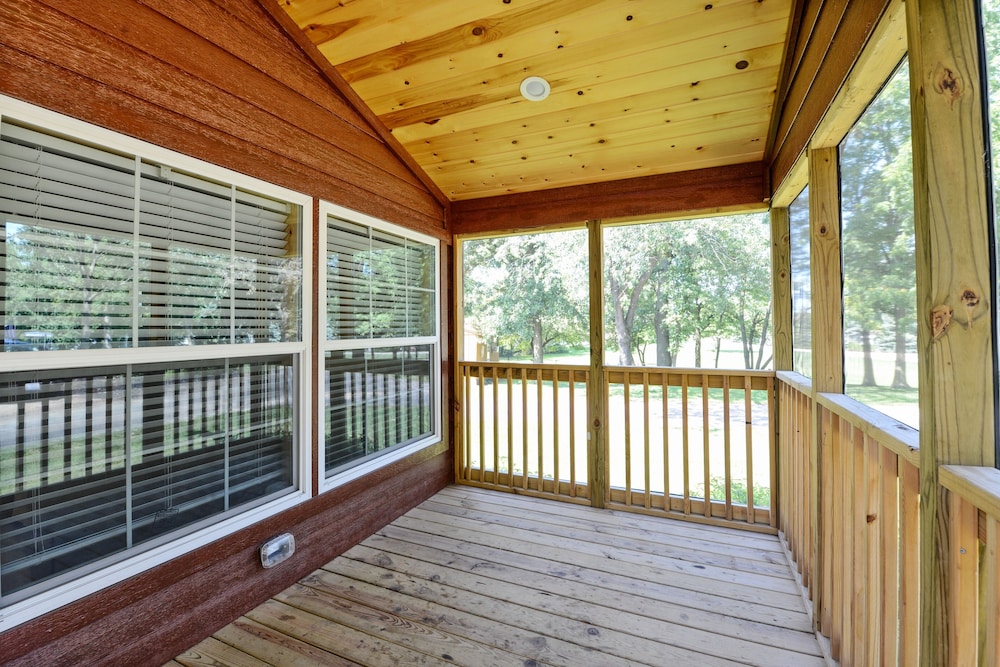 Deluxe Park Model w/Porch (Linens Not Included) photo 2