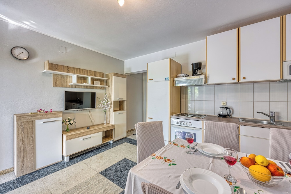 Family Apartment, Multiple Bedrooms, Mountainside (Silver Apartment Sea View) photo 3