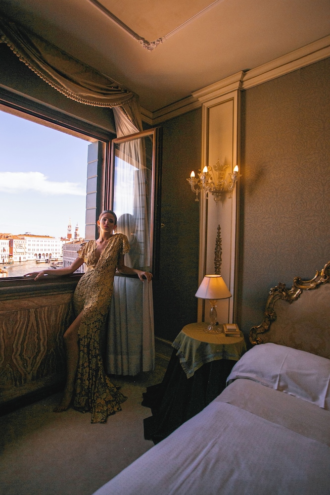 Deluxe Suite with side Grand Canal View