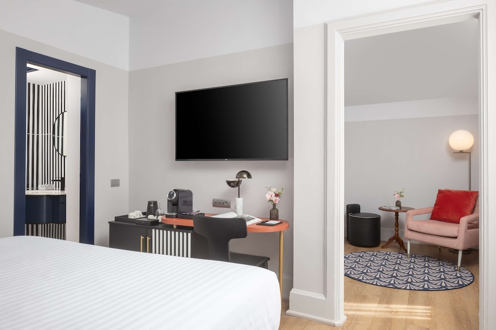 Deluxe Suite, 1 King Bed (Duplex) thumbnail 5