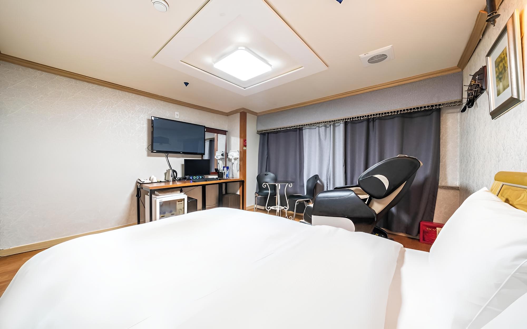 Room (Massage chair)