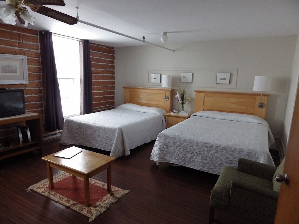 Gallery Quadruple Room