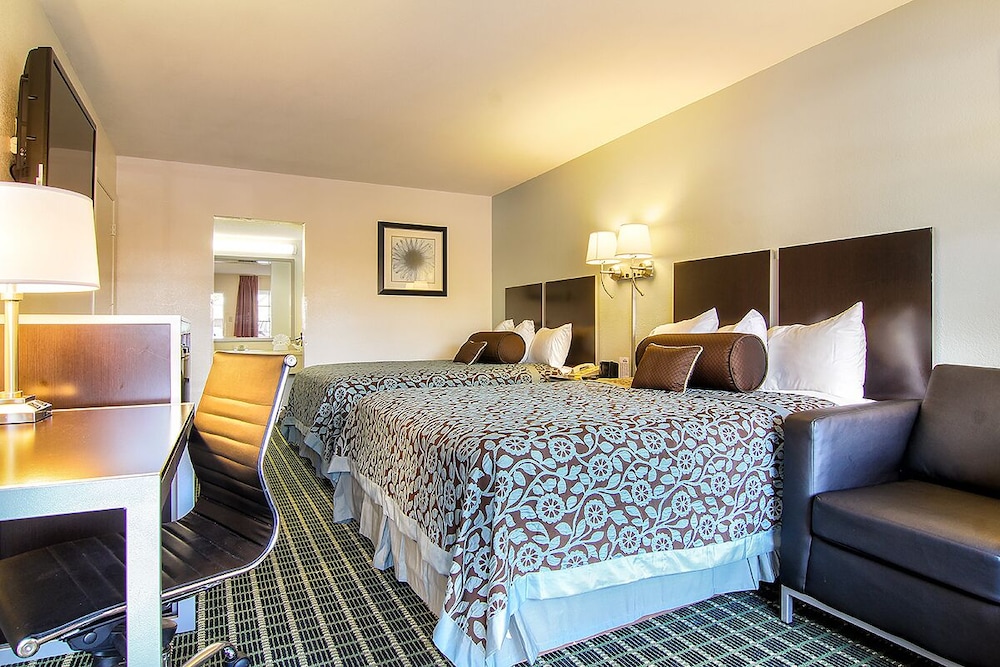 Standard Room, 2 Queen Beds - Photo 2