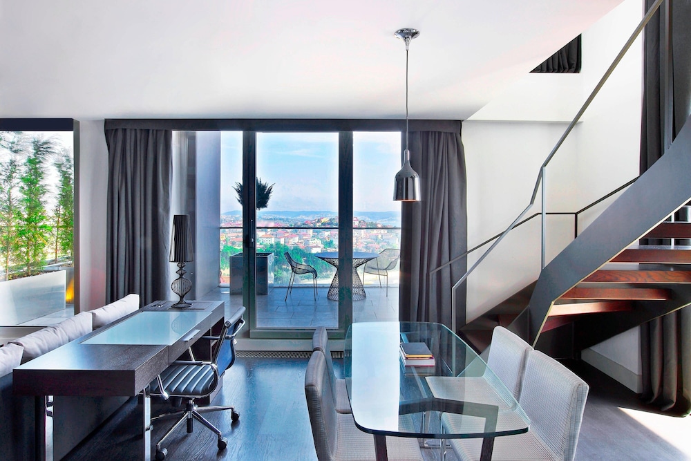 Duplex Loft Suite, Club lounge access, 1 Bedroom Bi-level Suite, In Loft: 1 King, City view thumbnail 5