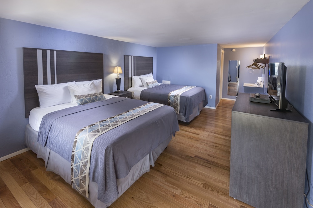 Standard Room, 2 Queen Beds - Photo 2