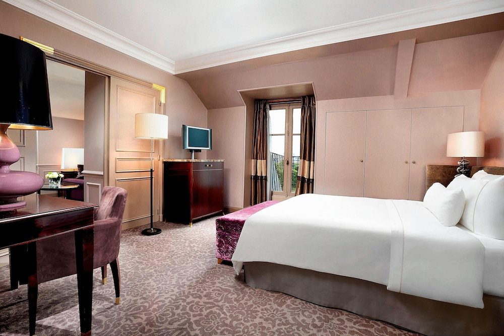 Junior Suite with One Queen Bed (Non Smoking) photo 3