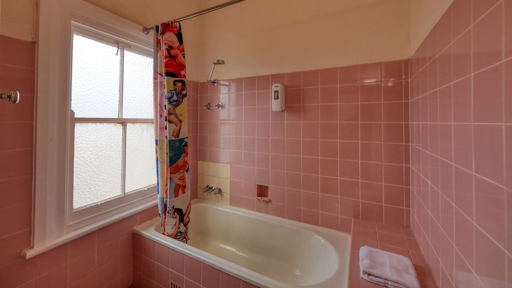 Classic Double Room with Balcony and Shared Bathroom, photo 6