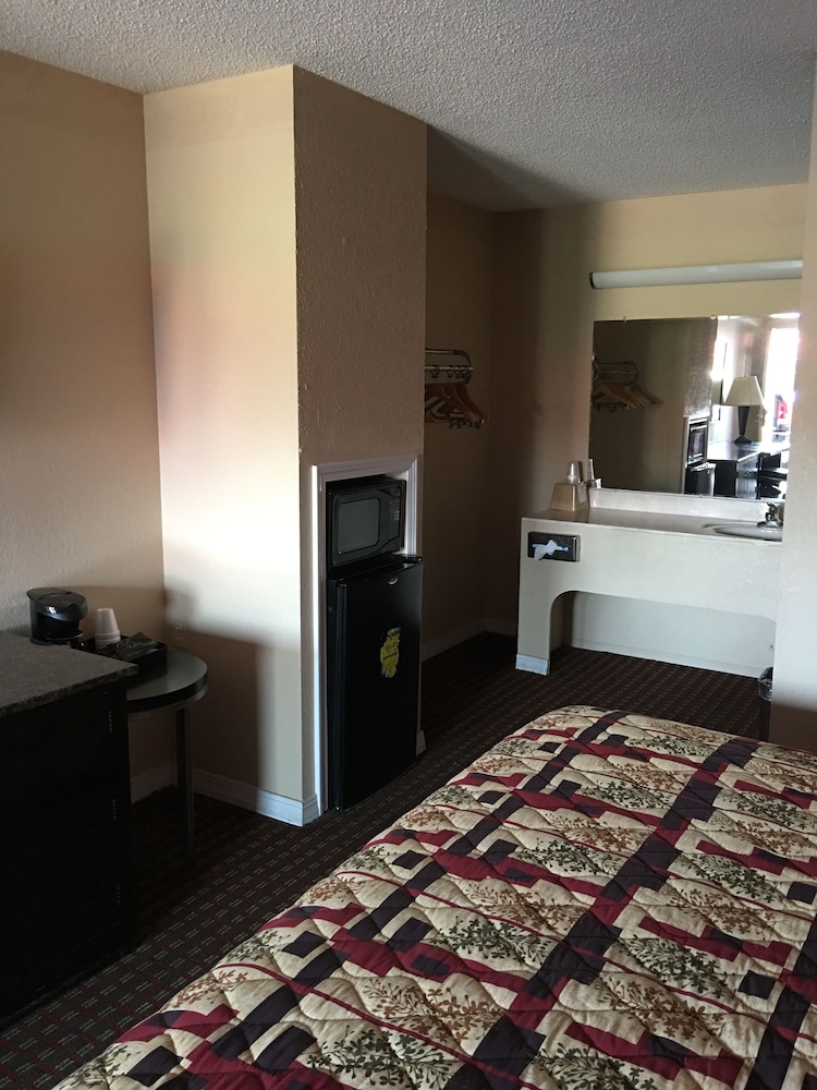 Standard Room, 1 King Bed, Non Smoking photo 2