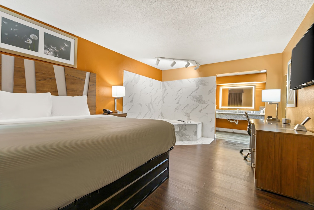 Suite, 1 King Bed, Non Smoking, Jetted Tub - Photo 1