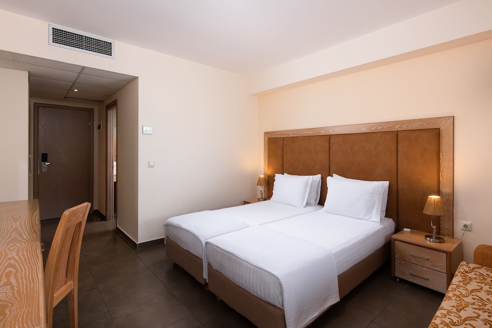Standard Double or Twin Room, Pool View photo 2