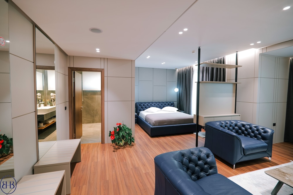 Executive Blue Suite Sea View & Pool View