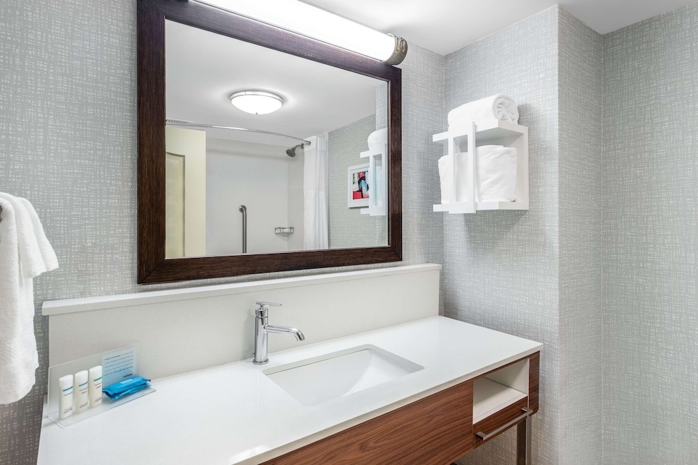 2 Queens Mobility Accessible Room w/ Tub - Photo 4