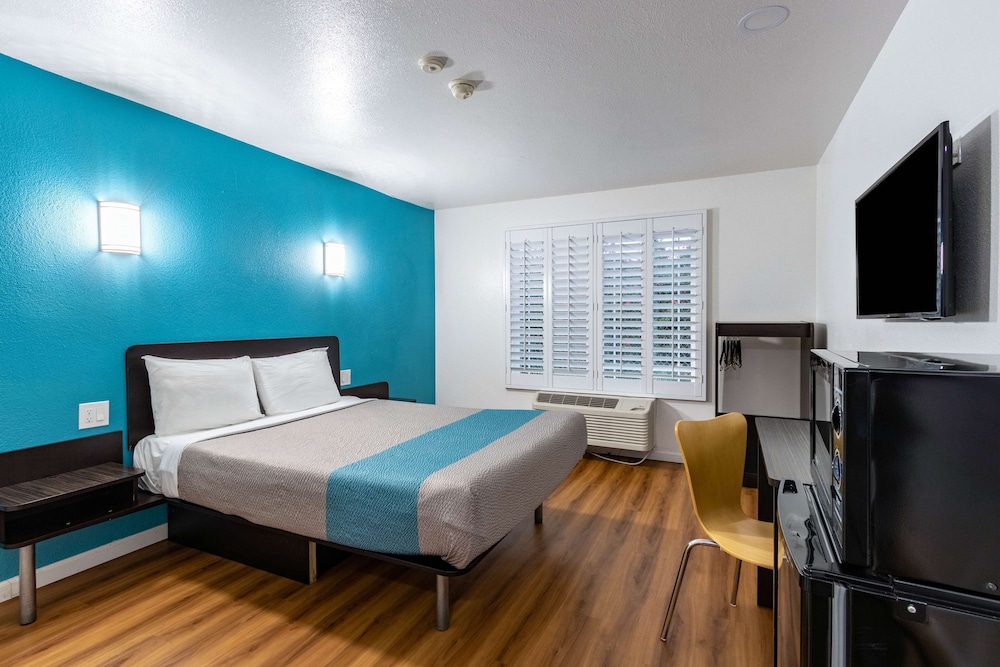 Deluxe Room, 1 Queen Bed, Non Smoking, Refrigerator & Microwave - Photo 1