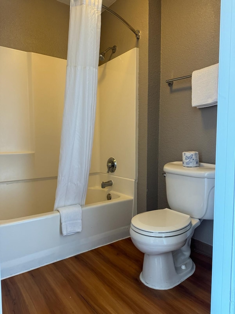 Standard Room, 1 Queen Bed, Non Smoking, Refrigerator photo 3