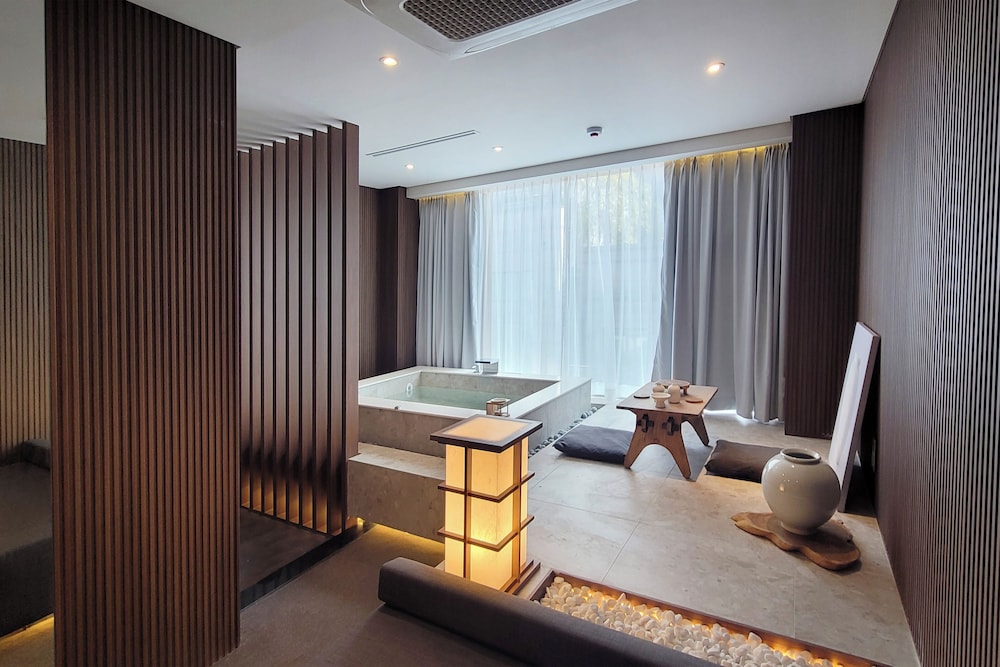 Main Double Timber Spa Room (Randomly selected) - Photo 11