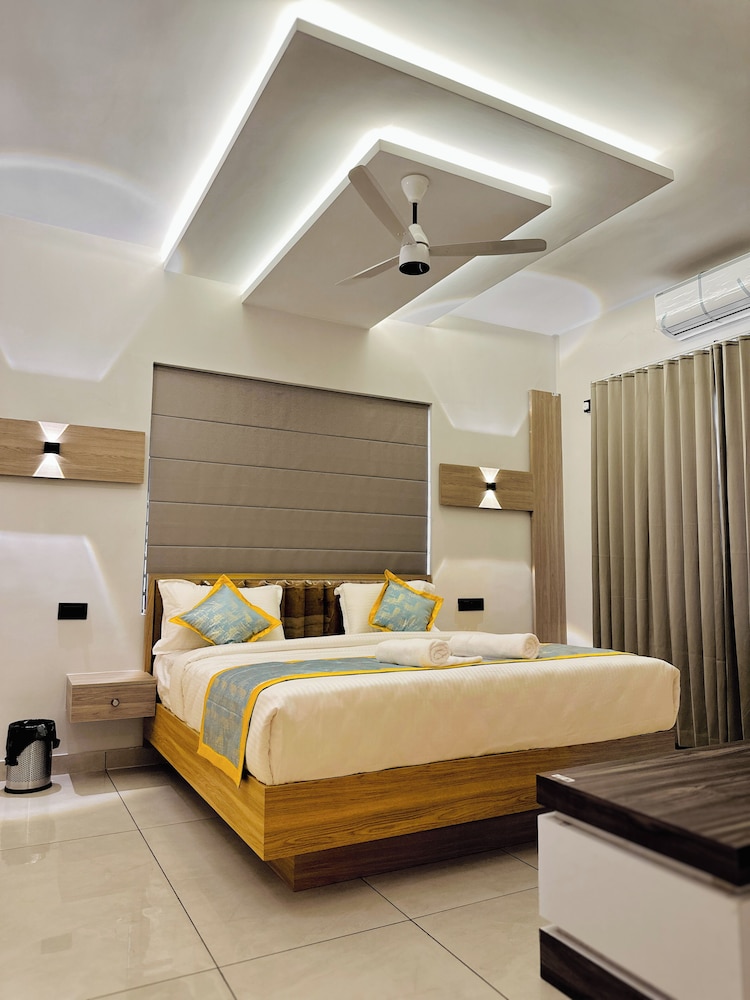 Deluxe Double Room, City View