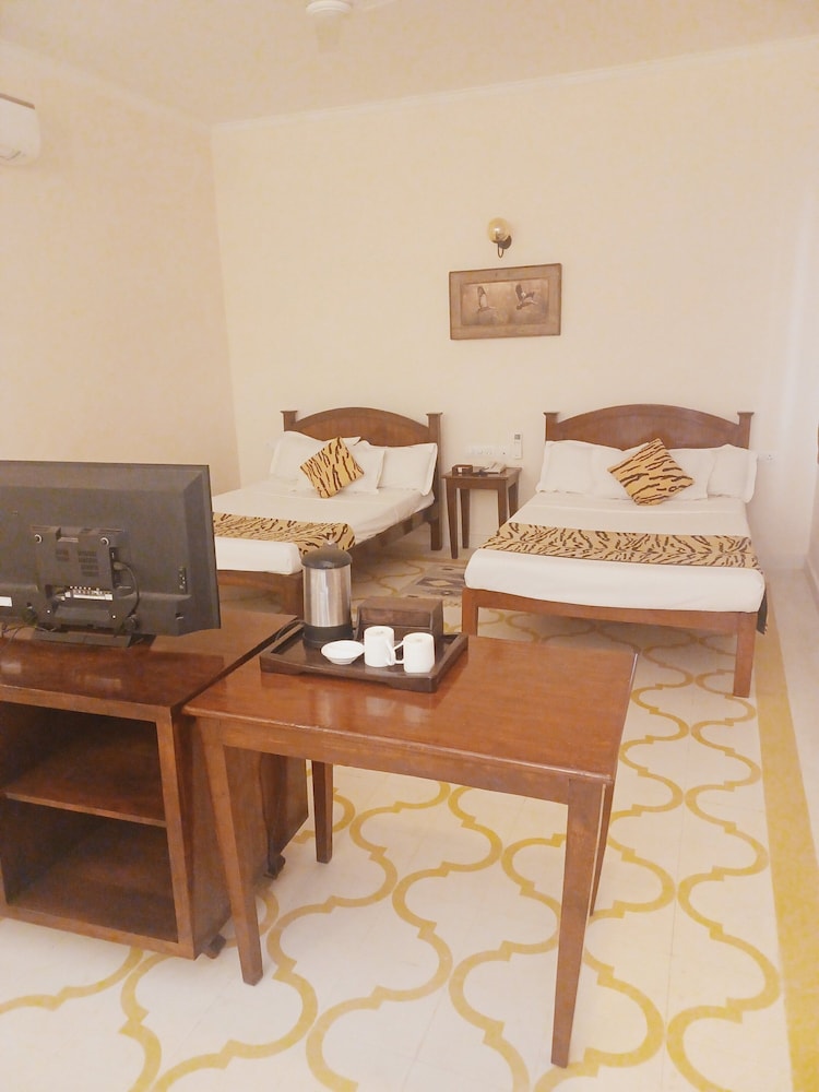 Pool side suite - Photo 15