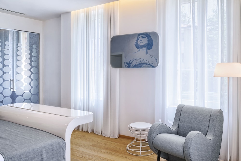 Deluxe Room, 1 King Bed with Sofa bed photo 3