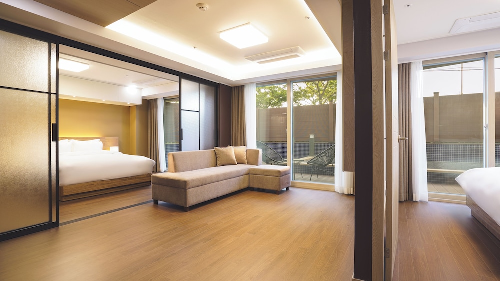 FAMILY ROYAL SUITE - Photo 1