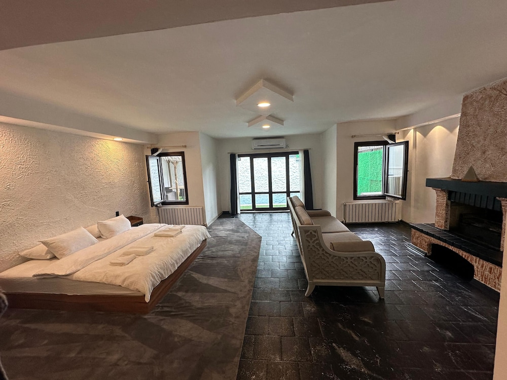 Deluxe Suite photo 2