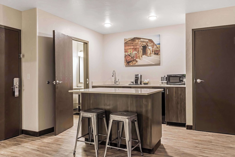Suite, Multiple Beds, Non Smoking (Efficiency, Upgrade) - Photo 1