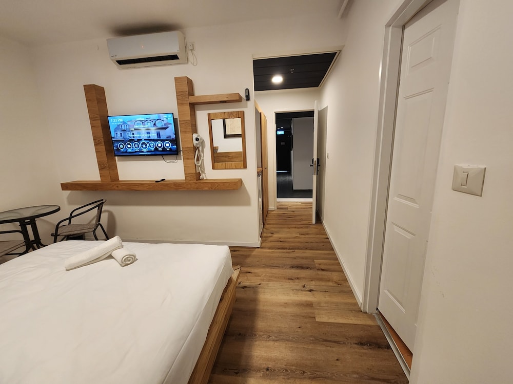 Classic Double or Twin Room, Non Smoking, Private Bathroom photo 3