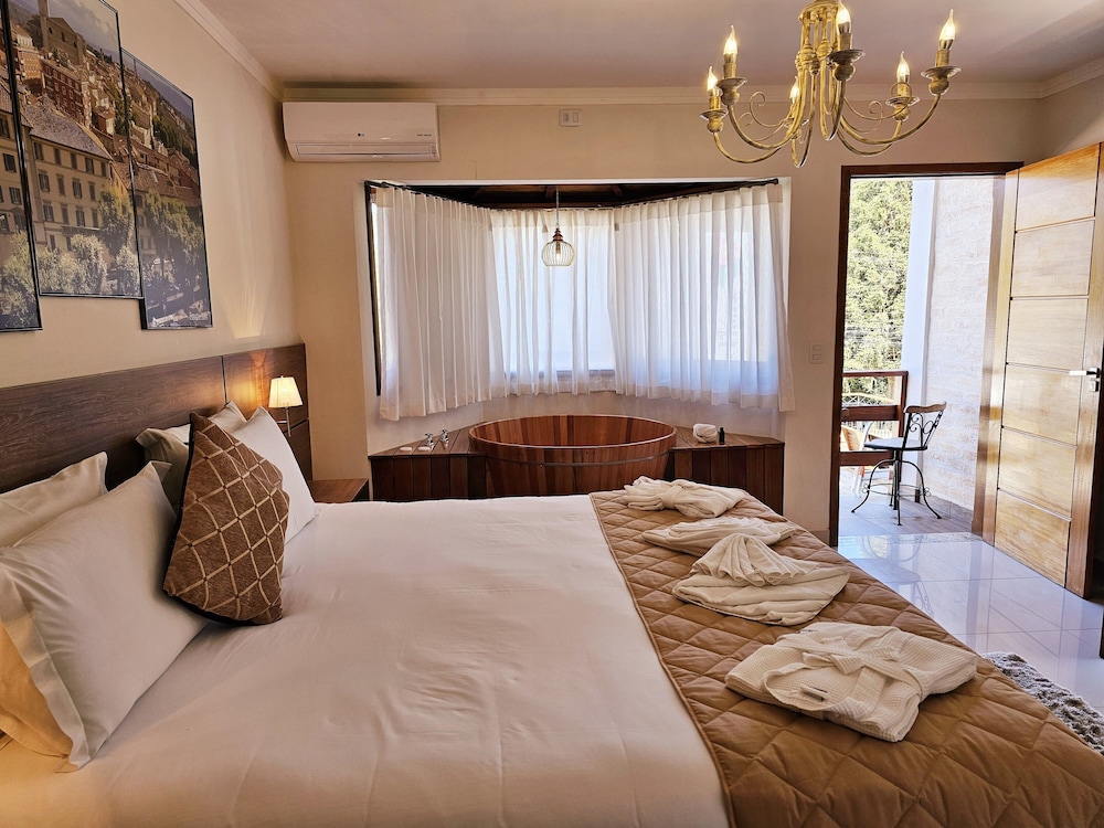 Deluxe Room, 1 Queen Bed, Jetted Tub, Mountain View photo 3