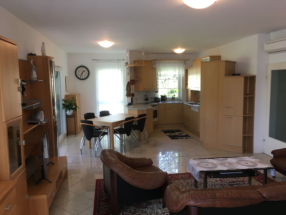 Big Flat (100eur Cleaning Fee On Top Of The Rate)