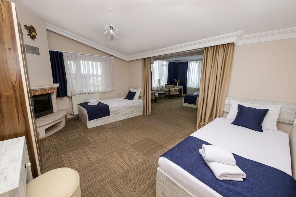Grand Studio Suite, Multiple Beds, Smoking, Sea View photo 2