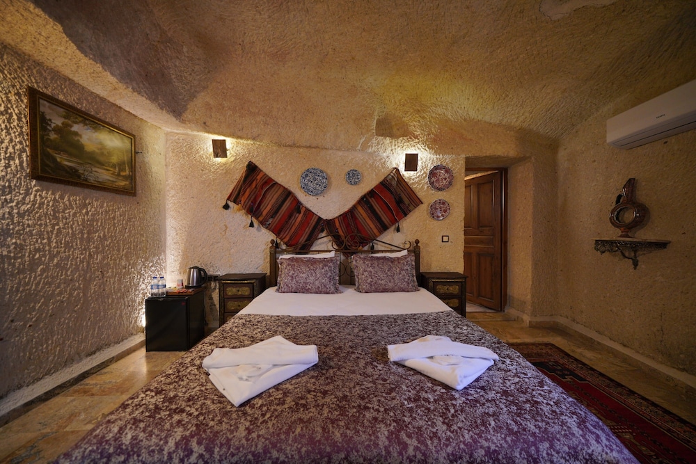 Deluxe Double Cave Room with Jacuzzi photo 2
