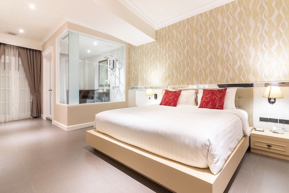 Grand Deluxe with Bathtub photo 3