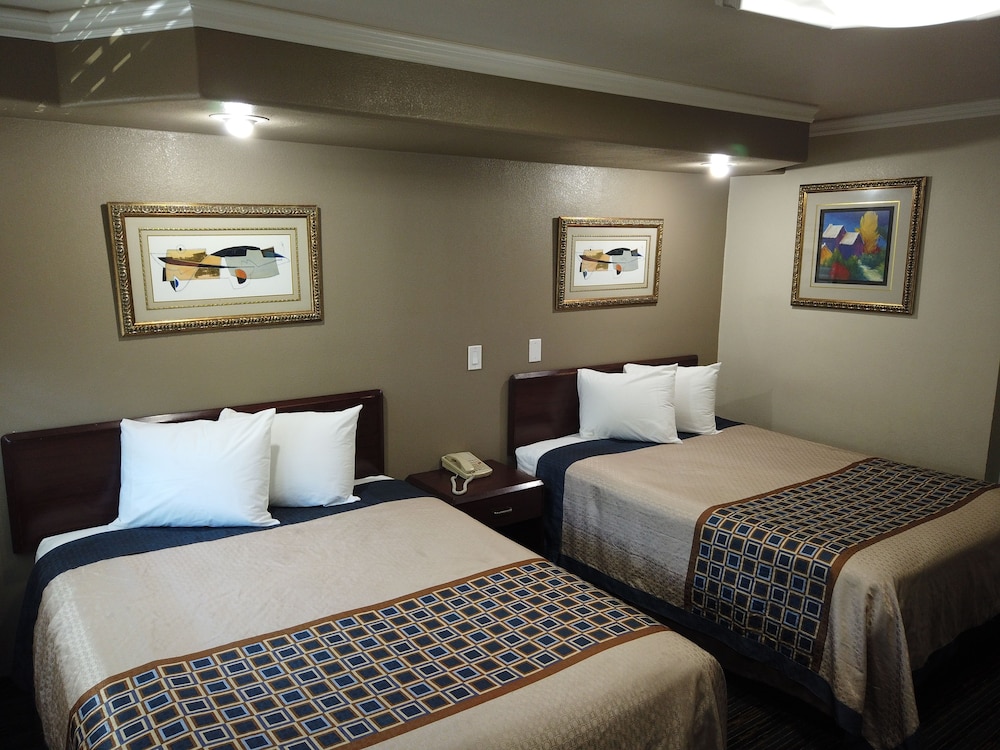 Standard Room, 2 Queen Beds photo 3