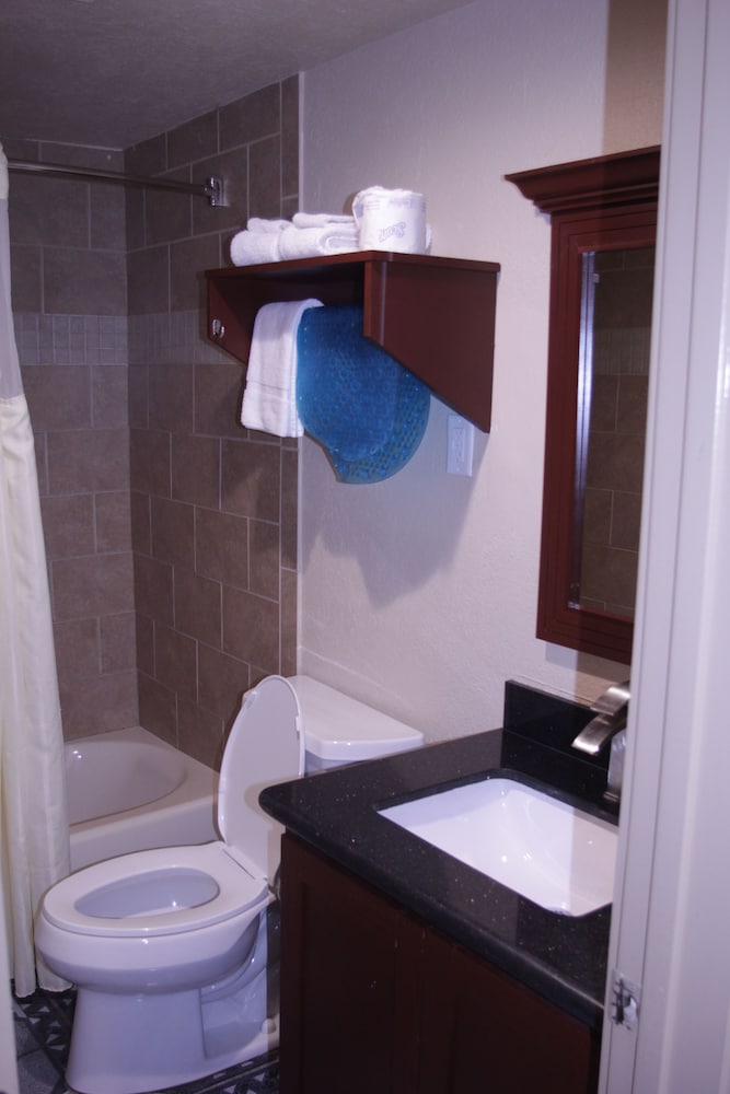 Room, 3 Double Beds, Non-Smoking, Kitchenette - Photo 6