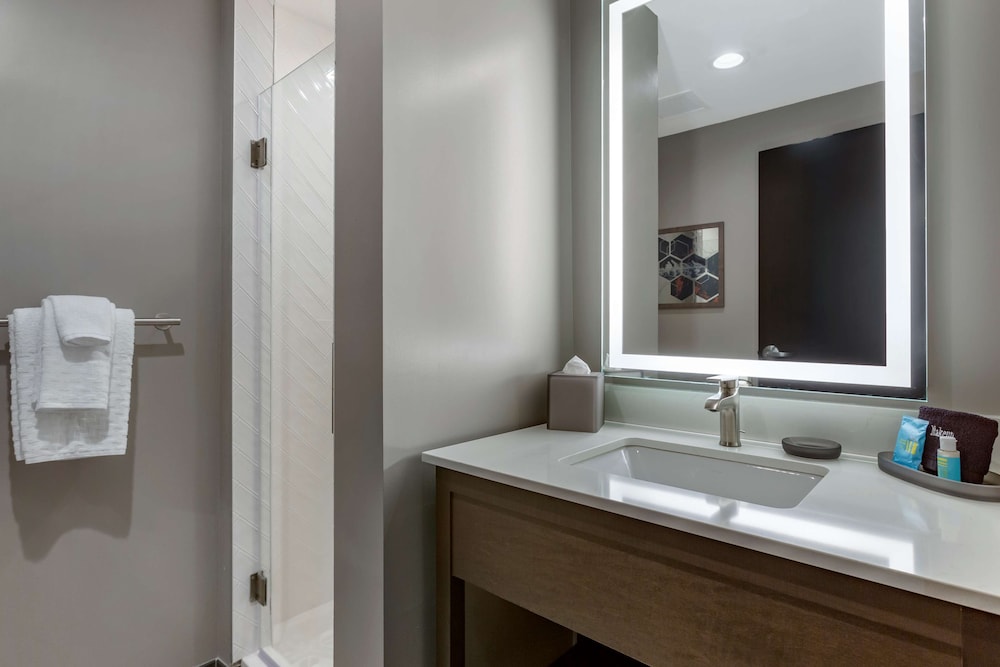 Standard Room, 1 King Bed, Non Smoking, Balcony (Larger Room) - Photo 10